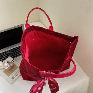 Grande borsa tote jacquard rossa con sciarpa Shixi in un moderno ambiente desktop lifestyle