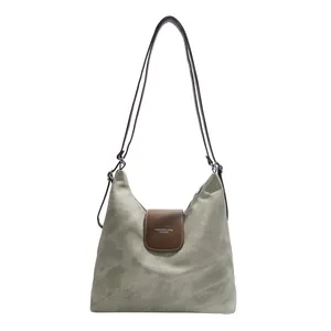 Sac fourre-tout en toile kaki avec rabat en cuir marron et lettrage sur fond blanc