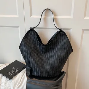 Borsa tote intrecciata nera di grande capacità con tracolla in stile retrò elegante