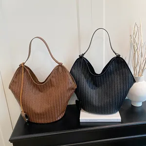 Borsa hobo intrecciata minimalista in marrone e nero, elegante borsa a spalla grande