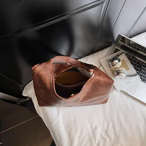 Grande borsa tote in pelle marrone retrò per pendolari mostrata con un laptop