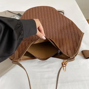 Borsa tote in pelle PU intrecciata marrone con tasca interna con cerniera e ampio spazio