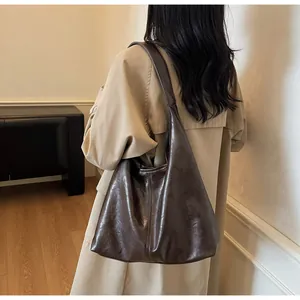 Dettaglio borsa tote in pelle marrone scuro con trama vintage e cuciture rinforzate