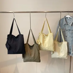 Minimalist large-capacity tote bags in four colors with matching mini zipper pouches