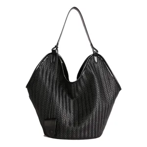 Elegante borsa tote intrecciata nera con un piccolo astuccio abbinato per il lavoro
