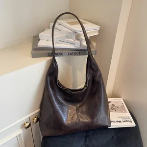 Borsa tote vintage in ecopelle marrone scuro da donna con design a tracolla minimalista