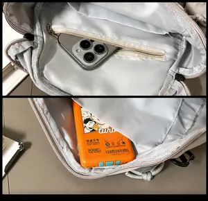 Detail des hellgrauen Rucksacks mit innerem Reißverschlussfach und Einsteckfächern