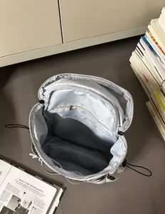 Innenansicht mit geräumigem Hauptfach und Reißverschlusstasche des grauen Rucksacks