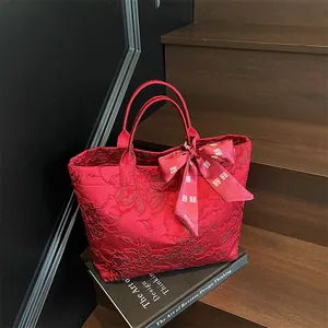 Borsa tote in jacquard rosso con motivi floreali e fiocco in seta per matrimonio
