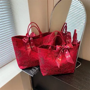 Set di borse tote in jacquard rosso con fiocco festivo e motivi floreali per matrimoni