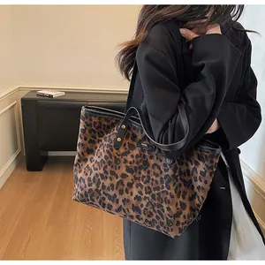 Porté de grand sac fourre-tout à imprimé léopard avec poignées et bordure en cuir noir