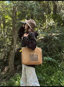 Outdoor-Einkaufstasche in Khaki mit Netztasche in einer Waldumgebung gezeigt
