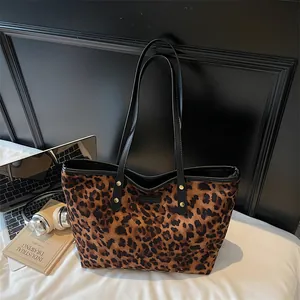 Sac fourre-tout chic à imprimé léopard avec bandoulières noires et rivets dorés