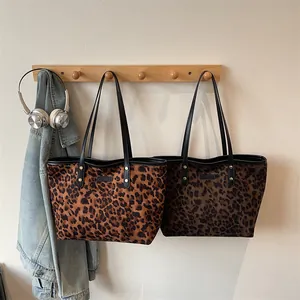Sac fourre-tout chic en toile léopard avec poignées en cuir noir et rivets dorés