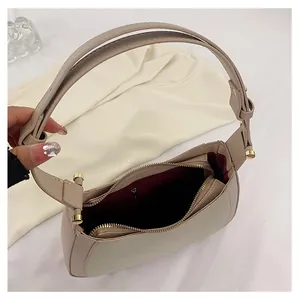 Détail de l'intérieur du sac avec doublure rouge foncé et fermeture éclair dorée