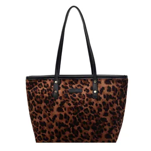 Grand sac cabas à imprimé léopard avec anses noires et rivets métalliques dorés