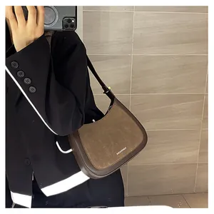 Détail de sac hobo marron avec logo Fashion & Bag et texture en daim de qualité