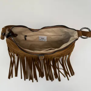 Sac bandoulière bohème en daim marron avec longues franges et poche intérieure