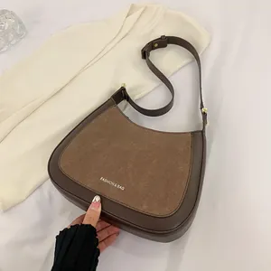 Détail du sac à bandoulière marron avec coutures contrastées et texte Fashion & Bag