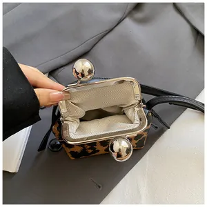 Retro-Mini-Tasche mit Leopardenmuster, silbernem Klickverschluss und Schultergurt