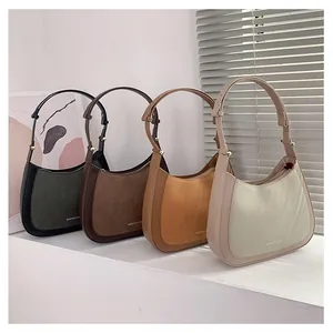 Vue détaillée de quatre sacs hobo en diverses couleurs avec des rivets dorés et mats