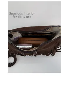 Vue intérieure montrant la capacité quotidienne d'un sac à bandoulière en daim à franges