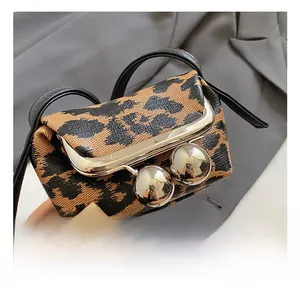 Detailaufnahme der Vintage-Tasche mit Leopardenmuster und silbernem Kugelverschluss