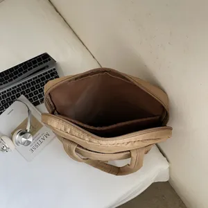 Ampia borsa porta PC color kaki con scomparto protettivo e finitura in nylon di classe