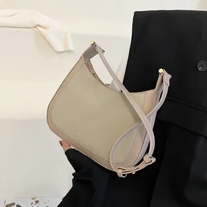 Sac à bandoulière demi-lune minimaliste patchwork beige et kaki avec sangle ajustable