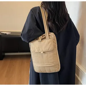Dettaglio della borsa porta pc trapuntata kaki con tasca frontale e doppie tracolle