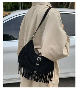 Détail du sac bohème en daim noir avec boucle en métal rétro et de longues franges
