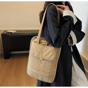 Dettaglio della borsa porta PC trapuntata kaki con cuciture verticali e tasca frontale