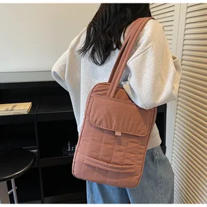 Dettaglio della cucitura trapuntata verticale e tasca con patta su questa borsa porta PC