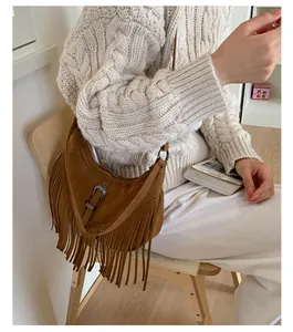 Détail du sac bohème en daim marron avec franges et boucle métallique vintage