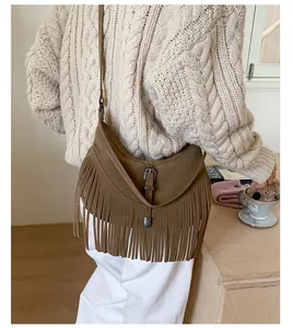 Détail du sac bandoulière en daim marron avec longues franges bohèmes et boucle argent