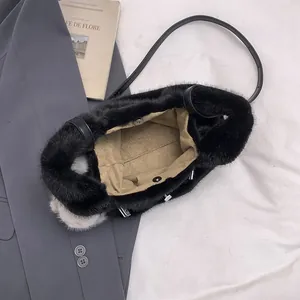 Chique zwarte bucket bag van imitatiebont met zachte textuur en magneetsluiting