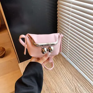 Mini-Umhängetasche in Rosa mit Vintage-Silberkugelverschluss und schmalem Lederriemen