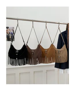 Détail de quatre sacs bohèmes à franges en noir, marron foncé, camel et beige doux