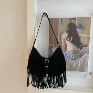 Sac à bandoulière bohème en daim noir avec longues franges et boucle argentée vintage