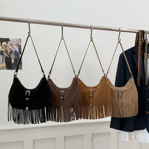 Sac hobo bohème avec franges et boucle métallique en quatre tons d'automne
