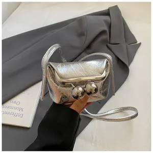 Detail der silbernen Mini-Tasche mit Vintage-Doppelkugel-Kussverschluss aus Metall