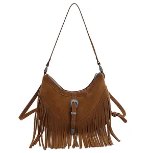 Sac à bandoulière vintage en daim marron avec franges et boucle bohème