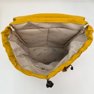 Sac à dos camping imperméable jaune avec grand compartiment intérieur et cordon