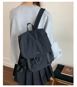 Vue détaillée du sac à dos de camping noir imperméable avec boucles et fermeture à rabat