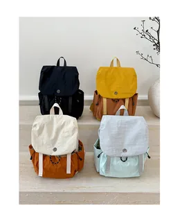 Détail de plusieurs sacs à dos d'extérieur en nylon de quatre couleurs sur des marches