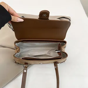 Vintage braune Wildleder-Unterarmtasche mit Nieten und zwei Innenfächern