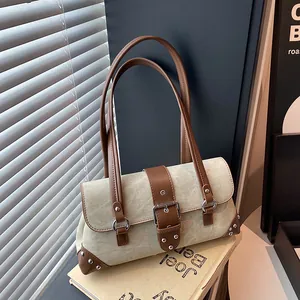 Retro-Unterarmtasche aus beigem Canvas und braunem Leder mit Metallschnallen und Nieten