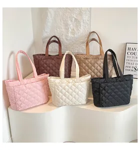 Detailansicht der gesteppten Tragetaschen in Rosa, Braun, Weiß, Beige und Schwarz