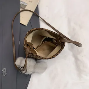 Sac seau vintage à imprimé léopard en daim avec bandoulière et pompon en fourrure