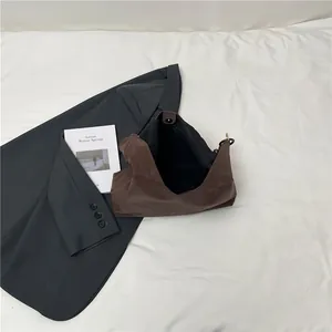 Grand sac cabas en similicuir marron foncé avec fermoir anneau doré sur fond blanc